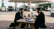 כ"ק מרן ראב"ד סקווירא שליט"א - מעגן צווי מענטשן עסין אויף איין טיש מילכיגס אין פליישיג ?
