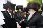 Main image for כ"ק אדמו"ר מצאנז שליט"א ביי סידור קידושין בחופת בת העסקן הרב יוסף יצחק יאקאבאוויטש
