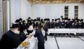  כ"ק אדמו"ר מצאנז קלויזענבורג שליט"א ביים קביעת מזוזה אינעם נייעם בנין ביהמ"ד צאנז קלויזענבורג שכונת בעיטס אין מאנסי
