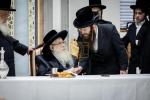  כ"ק אדמו"ר מצאנז קלויזענבורג שליט"א ביים קביעת מזוזה אינעם נייעם בנין ביהמ"ד צאנז קלויזענבורג שכונת בעיטס אין מאנסי