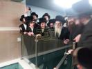 Main image for  כ"ק אדמו"ר מצאנז קלויזענבורג שליט"א ביים קביעת מזוזה אינעם נייעם בנין ביהמ"ד צאנז קלויזענבורג שכונת בעיטס אין מאנסי