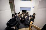  כ"ק אדמו"ר מצאנז קלויזענבורג שליט"א ביים קביעת מזוזה אינעם נייעם בנין ביהמ"ד צאנז קלויזענבורג שכונת בעיטס אין מאנסי