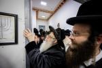  כ"ק אדמו"ר מצאנז קלויזענבורג שליט"א ביים קביעת מזוזה אינעם נייעם בנין ביהמ"ד צאנז קלויזענבורג שכונת בעיטס אין מאנסי