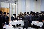  כ"ק אדמו"ר מצאנז קלויזענבורג שליט"א ביים קביעת מזוזה אינעם נייעם בנין ביהמ"ד צאנז קלויזענבורג שכונת בעיטס אין מאנסי