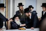  כ"ק אדמו"ר מצאנז קלויזענבורג שליט"א ביים קביעת מזוזה אינעם נייעם בנין ביהמ"ד צאנז קלויזענבורג שכונת בעיטס אין מאנסי