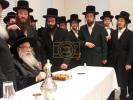  כ"ק אדמו"ר מצאנז קלויזענבורג שליט"א ביים קביעת מזוזה אינעם נייעם בנין ביהמ"ד צאנז קלויזענבורג שכונת בעיטס אין מאנסי