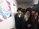  כ"ק אדמו"ר מצאנז קלויזענבורג שליט"א ביים קביעת מזוזה אינעם נייעם בנין ביהמ"ד צאנז קלויזענבורג שכונת בעיטס אין מאנסי