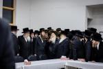  כ"ק אדמו"ר מצאנז קלויזענבורג שליט"א ביים קביעת מזוזה אינעם נייעם בנין ביהמ"ד צאנז קלויזענבורג שכונת בעיטס אין מאנסי