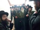  כ"ק אדמו"ר מצאנז קלויזענבורג שליט"א ביים קביעת מזוזה אינעם נייעם בנין ביהמ"ד צאנז קלויזענבורג שכונת בעיטס אין מאנסי