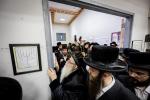  כ"ק אדמו"ר מצאנז קלויזענבורג שליט"א ביים קביעת מזוזה אינעם נייעם בנין ביהמ"ד צאנז קלויזענבורג שכונת בעיטס אין מאנסי