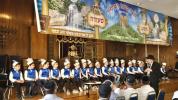 די תלמידים פון כיתה ג' אין ישיבה קטנה ד'קווינס האבן מיט גרויס שטאלץ געוויזן די ציצית וואס זיי האבן אליין געקניפט אינאיינעם מיט זייער רבין, הרב קראסנע.  דער מנהל הישיבה, רבי בנימין קעסלער שליט"א, האט זיך באטייליגט ביי די חומש סעודה פון די קינדער אין מכינה
