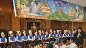 Main image for די תלמידים פון כיתה ג' אין ישיבה קטנה ד'קווינס האבן מיט גרויס שטאלץ געוויזן די ציצית וואס זיי האבן אליין געקניפט אינאיינעם מיט זייער רבין, הרב קראסנע.  דער מנהל הישיבה, רבי בנימין קעסלער שליט"א, האט זיך באטייליגט ביי די חומש סעודה פון די קינדער אין מכינה