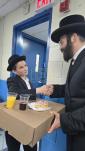 די תלמידים פון כיתה ג' אין ישיבה קטנה ד'קווינס האבן מיט גרויס שטאלץ געוויזן די ציצית וואס זיי האבן אליין געקניפט אינאיינעם מיט זייער רבין, הרב קראסנע.  דער מנהל הישיבה, רבי בנימין קעסלער שליט"א, האט זיך באטייליגט ביי די חומש סעודה פון די קינדער אין מכינה