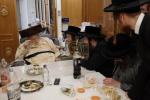 כ"ק אדמו"ר מתולדות אברהם יצחק שליט"א ביים יארצייט סעודה פון אחיו אב"ד דברי אמונה ז"ל 