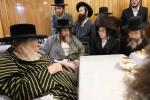 כ"ק אדמו"ר מתולדות אברהם יצחק שליט"א ביים יארצייט סעודה פון אחיו אב"ד דברי אמונה ז"ל 