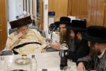 כ"ק אדמו"ר מתולדות אברהם יצחק שליט"א ביים יארצייט סעודה פון אחיו אב"ד דברי אמונה ז"ל 