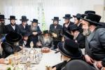 כתיבת האותיות בבית הרבני הנגיד ר' יהודא (לייבי) זיכערמאן הי"ו אין מאנסי ווי ער האט מנדב געווען א סכום הגון פאר די קהילה אין קרית יואל קביעות מזוזה בביהמ"ד צאנז במאנסי