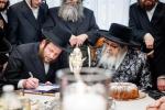 כתיבת האותיות בבית הרבני הנגיד ר' יהודא (לייבי) זיכערמאן הי"ו אין מאנסי ווי ער האט מנדב געווען א סכום הגון פאר די קהילה אין קרית יואל קביעות מזוזה בביהמ"ד צאנז במאנסי