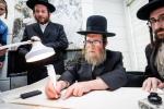 כתיבת האותיות בבית הרבני הנגיד ר' יהודא (לייבי) זיכערמאן הי"ו אין מאנסי ווי ער האט מנדב געווען א סכום הגון פאר די קהילה אין קרית יואל קביעות מזוזה בביהמ"ד צאנז במאנסי
