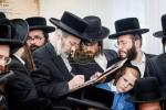 כתיבת האותיות בבית הרבני הנגיד ר' יהודא (לייבי) זיכערמאן הי"ו אין מאנסי ווי ער האט מנדב געווען א סכום הגון פאר די קהילה אין קרית יואל קביעות מזוזה בביהמ"ד צאנז במאנסי