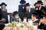 כתיבת האותיות בבית הרבני הנגיד ר' יהודא (לייבי) זיכערמאן הי"ו אין מאנסי ווי ער האט מנדב געווען א סכום הגון פאר די קהילה אין קרית יואל קביעות מזוזה בביהמ"ד צאנז במאנסי