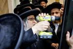 כתיבת האותיות בבית הרבני הנגיד ר' יהודא (לייבי) זיכערמאן הי"ו אין מאנסי ווי ער האט מנדב געווען א סכום הגון פאר די קהילה אין קרית יואל קביעות מזוזה בביהמ"ד צאנז במאנסי