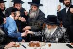 כתיבת האותיות בבית הרבני הנגיד ר' יהודא (לייבי) זיכערמאן הי"ו אין מאנסי ווי ער האט מנדב געווען א סכום הגון פאר די קהילה אין קרית יואל קביעות מזוזה בביהמ"ד צאנז במאנסי