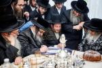 כתיבת האותיות בבית הרבני הנגיד ר' יהודא (לייבי) זיכערמאן הי"ו אין מאנסי ווי ער האט מנדב געווען א סכום הגון פאר די קהילה אין קרית יואל קביעות מזוזה בביהמ"ד צאנז במאנסי