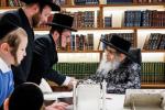 כתיבת האותיות בבית הרבני הנגיד ר' יהודא (לייבי) זיכערמאן הי"ו אין מאנסי ווי ער האט מנדב געווען א סכום הגון פאר די קהילה אין קרית יואל קביעות מזוזה בביהמ"ד צאנז במאנסי