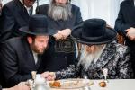 כתיבת האותיות בבית הרבני הנגיד ר' יהודא (לייבי) זיכערמאן הי"ו אין מאנסי ווי ער האט מנדב געווען א סכום הגון פאר די קהילה אין קרית יואל קביעות מזוזה בביהמ"ד צאנז במאנסי