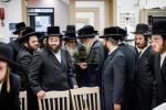 כתיבת האותיות בבית הרבני הנגיד ר' יהודא (לייבי) זיכערמאן הי"ו אין מאנסי ווי ער האט מנדב געווען א סכום הגון פאר די קהילה אין קרית יואל קביעות מזוזה בביהמ"ד צאנז במאנסי