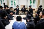 כתיבת האותיות בבית הרבני הנגיד ר' יהודא (לייבי) זיכערמאן הי"ו אין מאנסי ווי ער האט מנדב געווען א סכום הגון פאר די קהילה אין קרית יואל קביעות מזוזה בביהמ"ד צאנז במאנסי