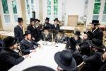 כתיבת האותיות בבית הרבני הנגיד ר' יהודא (לייבי) זיכערמאן הי"ו אין מאנסי ווי ער האט מנדב געווען א סכום הגון פאר די קהילה אין קרית יואל קביעות מזוזה בביהמ"ד צאנז במאנסי
