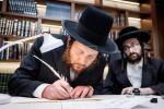 כתיבת האותיות בבית הרבני הנגיד ר' יהודא (לייבי) זיכערמאן הי"ו אין מאנסי ווי ער האט מנדב געווען א סכום הגון פאר די קהילה אין קרית יואל קביעות מזוזה בביהמ"ד צאנז במאנסי