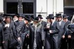 כתיבת האותיות בבית הרבני הנגיד ר' יהודא (לייבי) זיכערמאן הי"ו אין מאנסי ווי ער האט מנדב געווען א סכום הגון פאר די קהילה אין קרית יואל קביעות מזוזה בביהמ"ד צאנז במאנסי