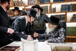 כתיבת האותיות בבית הרבני הנגיד ר' יהודא (לייבי) זיכערמאן הי"ו אין מאנסי ווי ער האט מנדב געווען א סכום הגון פאר די קהילה אין קרית יואל קביעות מזוזה בביהמ"ד צאנז במאנסי