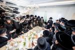 כתיבת האותיות בבית הרבני הנגיד ר' יהודא (לייבי) זיכערמאן הי"ו אין מאנסי ווי ער האט מנדב געווען א סכום הגון פאר די קהילה אין קרית יואל קביעות מזוזה בביהמ"ד צאנז במאנסי
