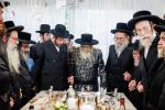 כתיבת האותיות בבית הרבני הנגיד ר' יהודא (לייבי) זיכערמאן הי"ו אין מאנסי ווי ער האט מנדב געווען א סכום הגון פאר די קהילה אין קרית יואל קביעות מזוזה בביהמ"ד צאנז במאנסי