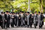 כתיבת האותיות בבית הרבני הנגיד ר' יהודא (לייבי) זיכערמאן הי"ו אין מאנסי ווי ער האט מנדב געווען א סכום הגון פאר די קהילה אין קרית יואל קביעות מזוזה בביהמ"ד צאנז במאנסי