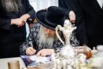כתיבת האותיות בבית הרבני הנגיד ר' יהודא (לייבי) זיכערמאן הי"ו אין מאנסי ווי ער האט מנדב געווען א סכום הגון פאר די קהילה אין קרית יואל קביעות מזוזה בביהמ"ד צאנז במאנסי