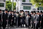 כתיבת האותיות בבית הרבני הנגיד ר' יהודא (לייבי) זיכערמאן הי"ו אין מאנסי ווי ער האט מנדב געווען א סכום הגון פאר די קהילה אין קרית יואל קביעות מזוזה בביהמ"ד צאנז במאנסי
