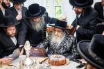 כתיבת האותיות בבית הרבני הנגיד ר' יהודא (לייבי) זיכערמאן הי"ו אין מאנסי ווי ער האט מנדב געווען א סכום הגון פאר די קהילה אין קרית יואל קביעות מזוזה בביהמ"ד צאנז במאנסי