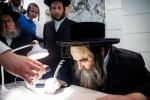 כתיבת האותיות בבית הרבני הנגיד ר' יהודא (לייבי) זיכערמאן הי"ו אין מאנסי ווי ער האט מנדב געווען א סכום הגון פאר די קהילה אין קרית יואל קביעות מזוזה בביהמ"ד צאנז במאנסי