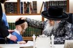 כתיבת האותיות בבית הרבני הנגיד ר' יהודא (לייבי) זיכערמאן הי"ו אין מאנסי ווי ער האט מנדב געווען א סכום הגון פאר די קהילה אין קרית יואל קביעות מזוזה בביהמ"ד צאנז במאנסי