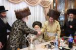 כ"ק אדמו"ר מוויזניץ שליט"א באזוכט מאה שערים, ביי שמחת שבע ברכות לבן הנגיד ר' יוסף קדיש בארזעסקי פון לאנדאן, בבית הנגיד הרה"ח ר' אברהם פריש