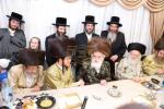 כ"ק אדמו"ר מוויזניץ שליט"א באזוכט מאה שערים, ביי שמחת שבע ברכות לבן הנגיד ר' יוסף קדיש בארזעסקי פון לאנדאן, בבית הנגיד הרה"ח ר' אברהם פריש