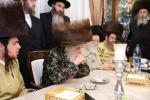 כ"ק אדמו"ר מוויזניץ שליט"א באזוכט מאה שערים, ביי שמחת שבע ברכות לבן הנגיד ר' יוסף קדיש בארזעסקי פון לאנדאן, בבית הנגיד הרה"ח ר' אברהם פריש