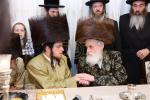 כ"ק אדמו"ר מוויזניץ שליט"א באזוכט מאה שערים, ביי שמחת שבע ברכות לבן הנגיד ר' יוסף קדיש בארזעסקי פון לאנדאן, בבית הנגיד הרה"ח ר' אברהם פריש