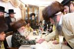 כ"ק אדמו"ר מוויזניץ שליט"א באזוכט מאה שערים, ביי שמחת שבע ברכות לבן הנגיד ר' יוסף קדיש בארזעסקי פון לאנדאן, בבית הנגיד הרה"ח ר' אברהם פריש