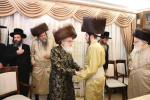 כ"ק אדמו"ר מוויזניץ שליט"א באזוכט מאה שערים, ביי שמחת שבע ברכות לבן הנגיד ר' יוסף קדיש בארזעסקי פון לאנדאן, בבית הנגיד הרה"ח ר' אברהם פריש